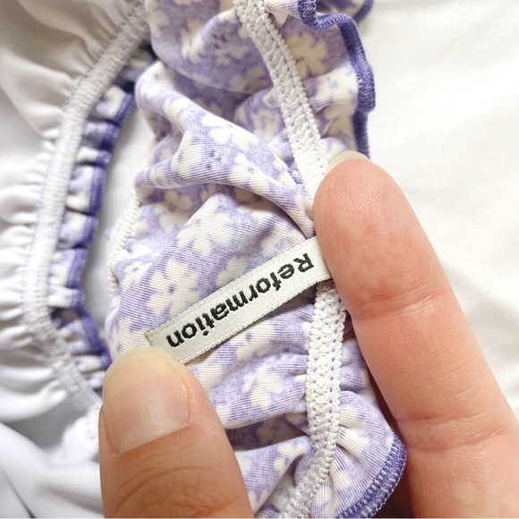 Reformation • Goldie Bikini Top in Purple Floral - Picture 7 of 9